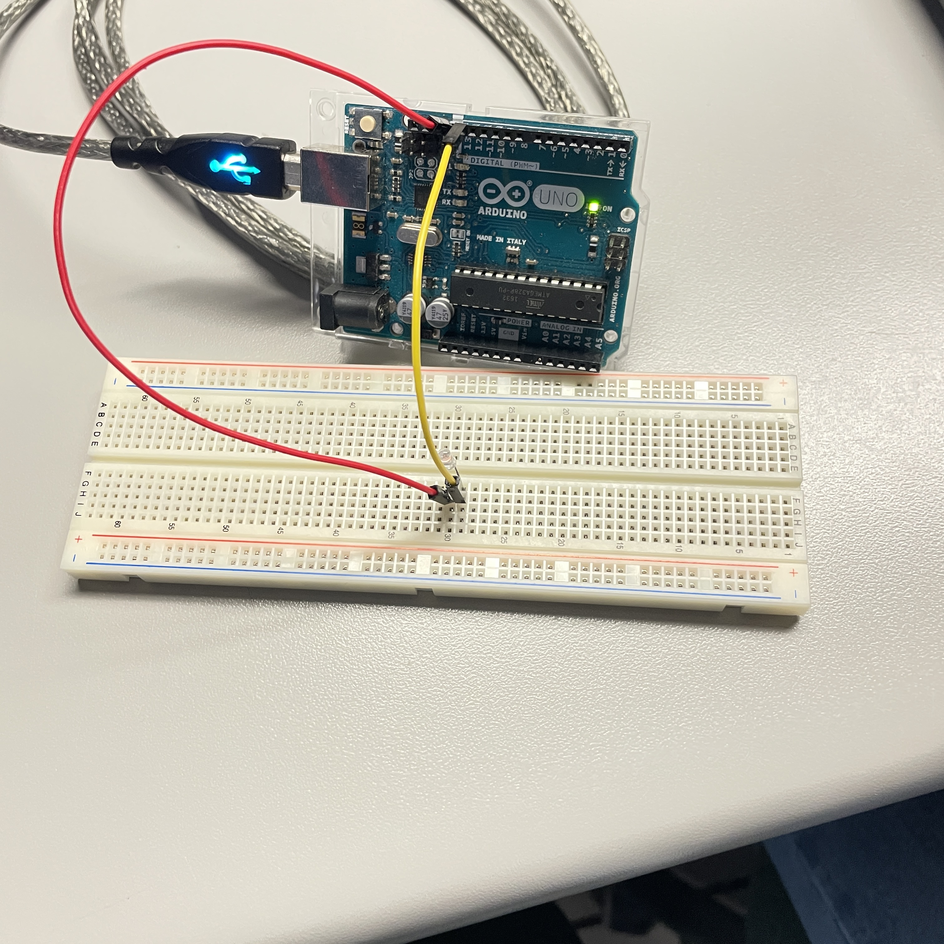 Connecting arduino Uno to a breadboard with wires, but the indicator light did not light.
