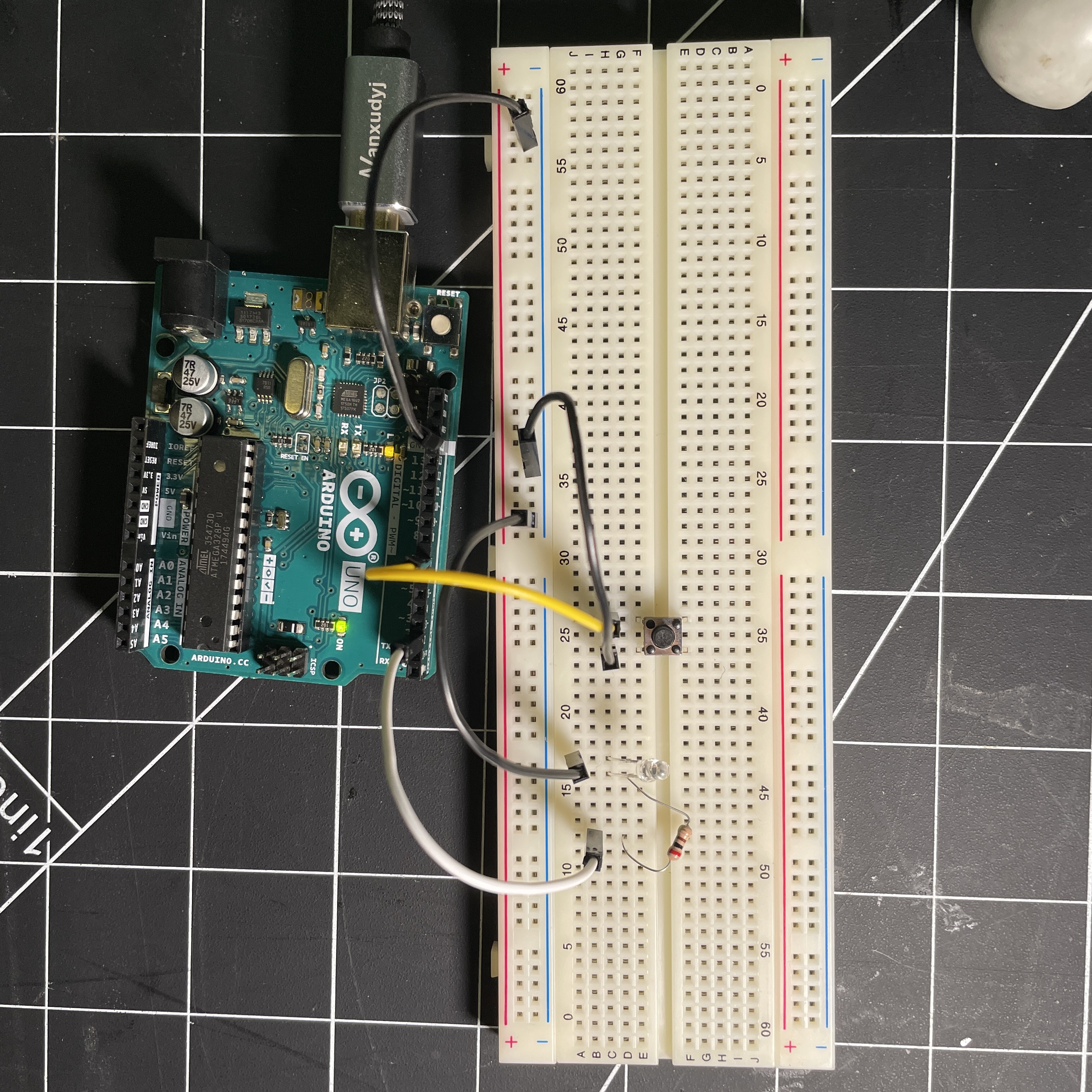Connecting  arduino Uno to a breadboard with wires, but the indicator light did not light.