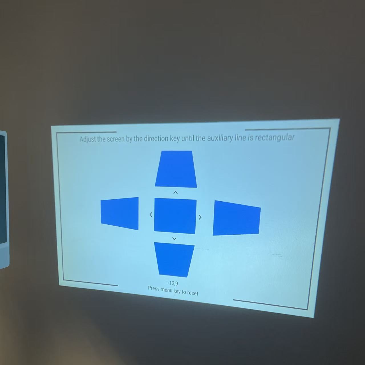 The projector can adjust the image horizontally through settings to ensure clarity and projection size (shape).